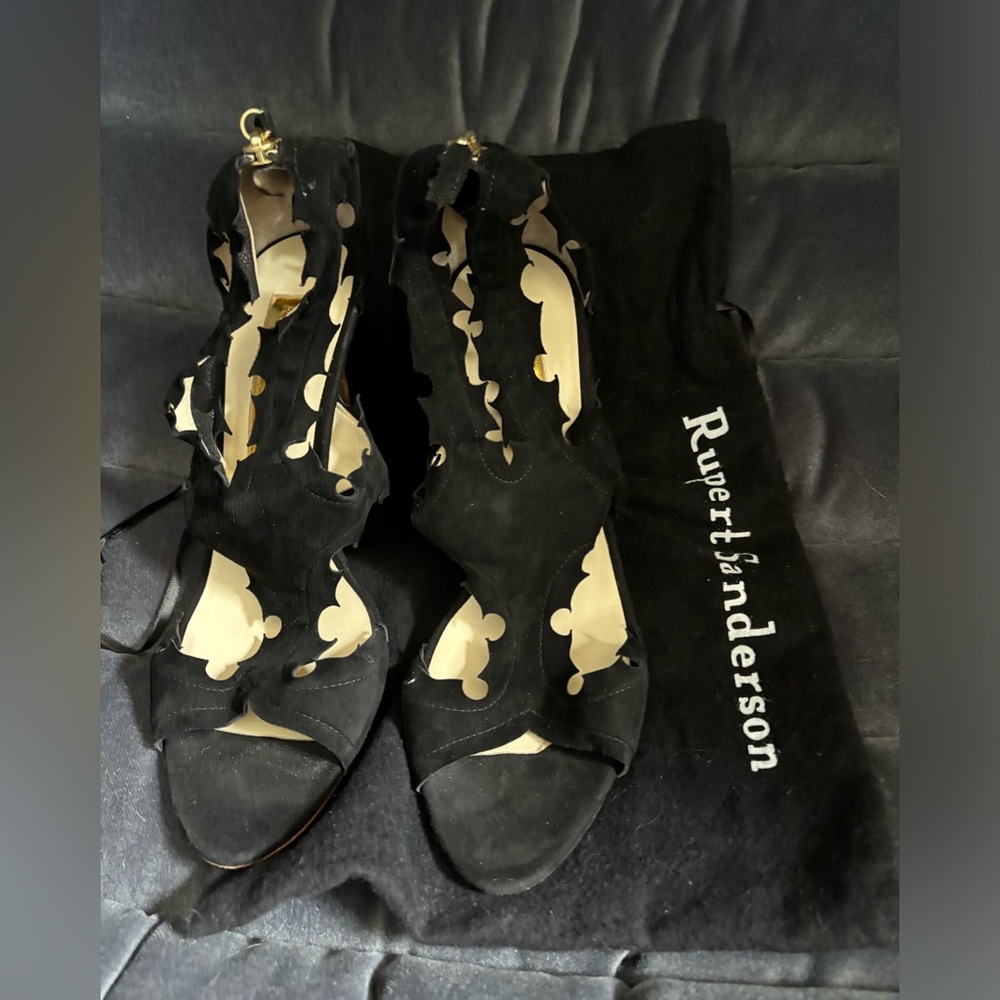 Rupert Sanderson Black Suede Heels with Cutout design EU39